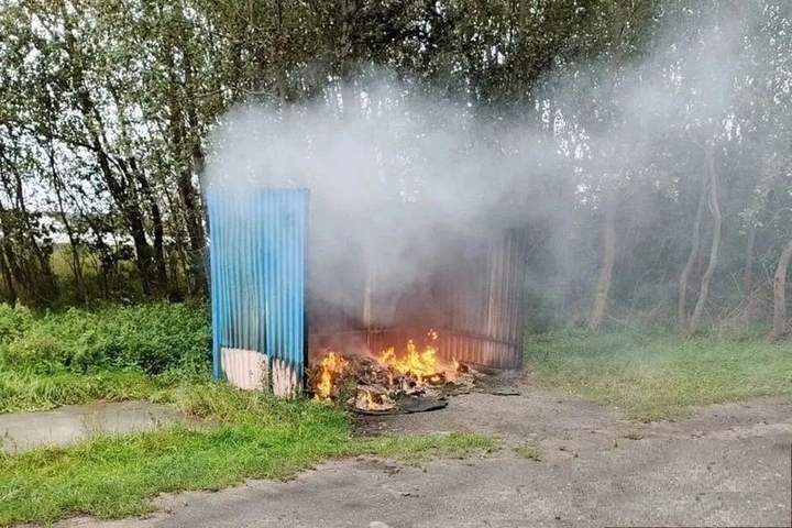 Вандалы за неделю подожгли две мусорные площадки в Балтийске
