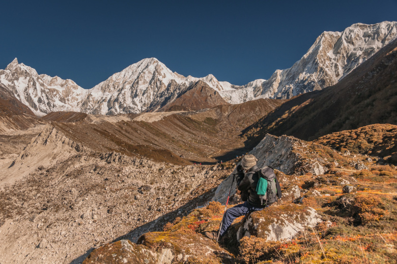 Лагерь с альпинистами оказался погребен под снегом после мощной лавины