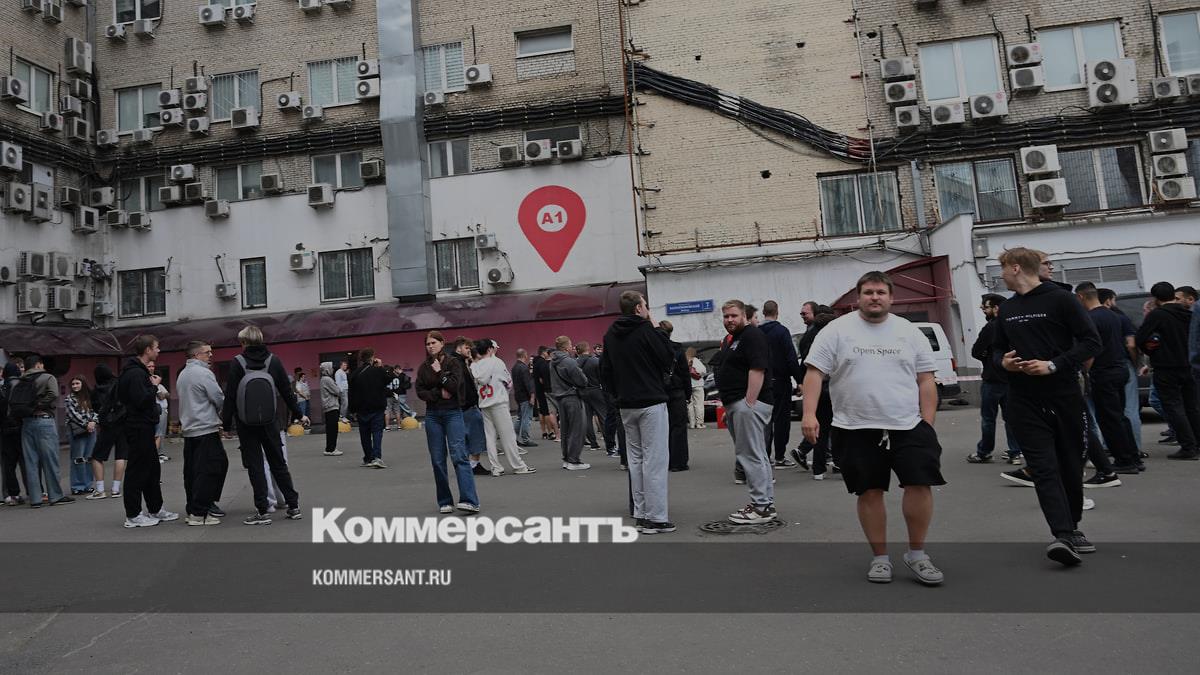 Московские силовики проводят обыски на «Горбушке»
