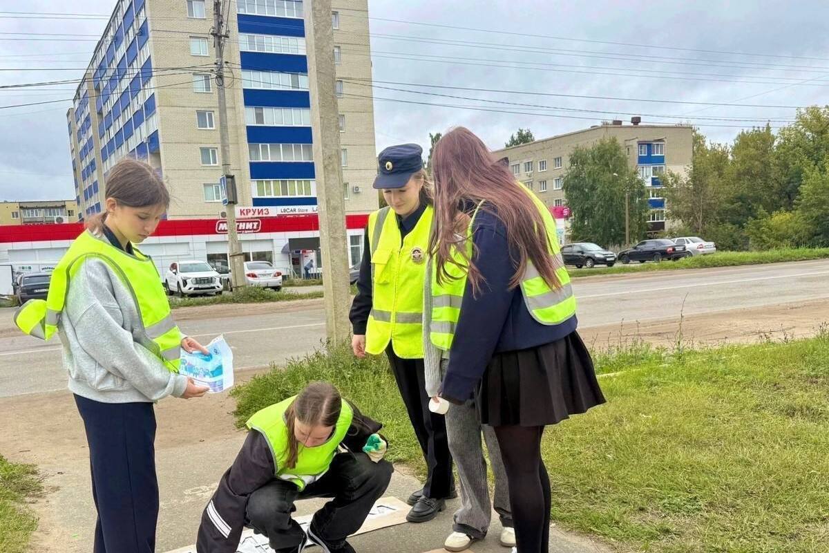 В Кузнецке сотрудники Госавтоинспекции вместе со школьниками нанесли на асфальт надписи о дорожной безопасности