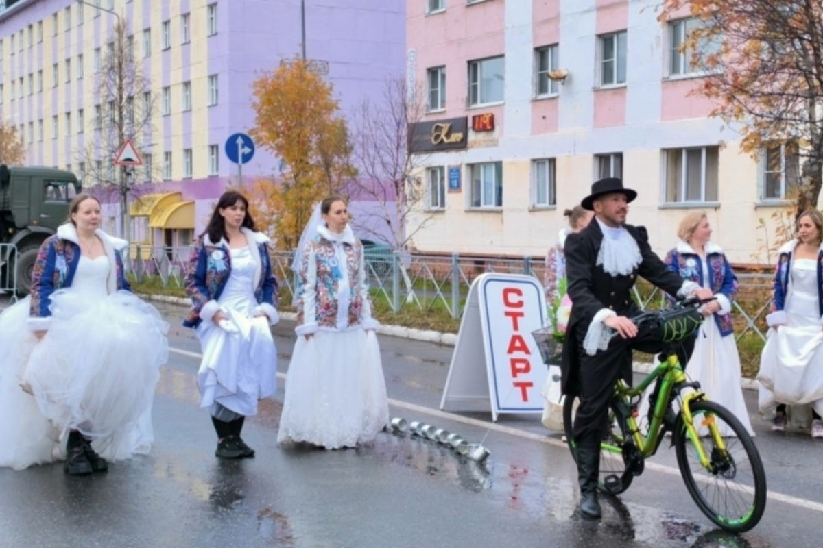 В Заозерске невесты устроили забег в свадебных платьях