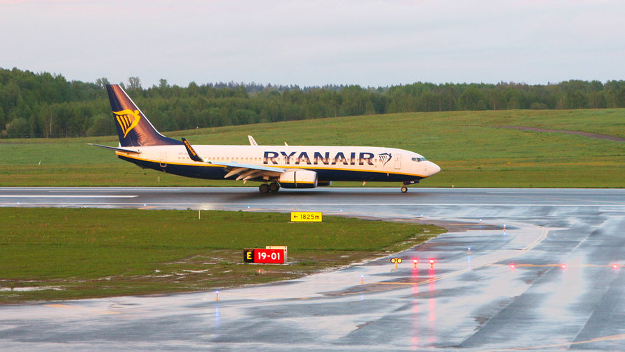 Названа возможная причина ЧП на рейсе Ryanair, где пассажира вытянуло в окно