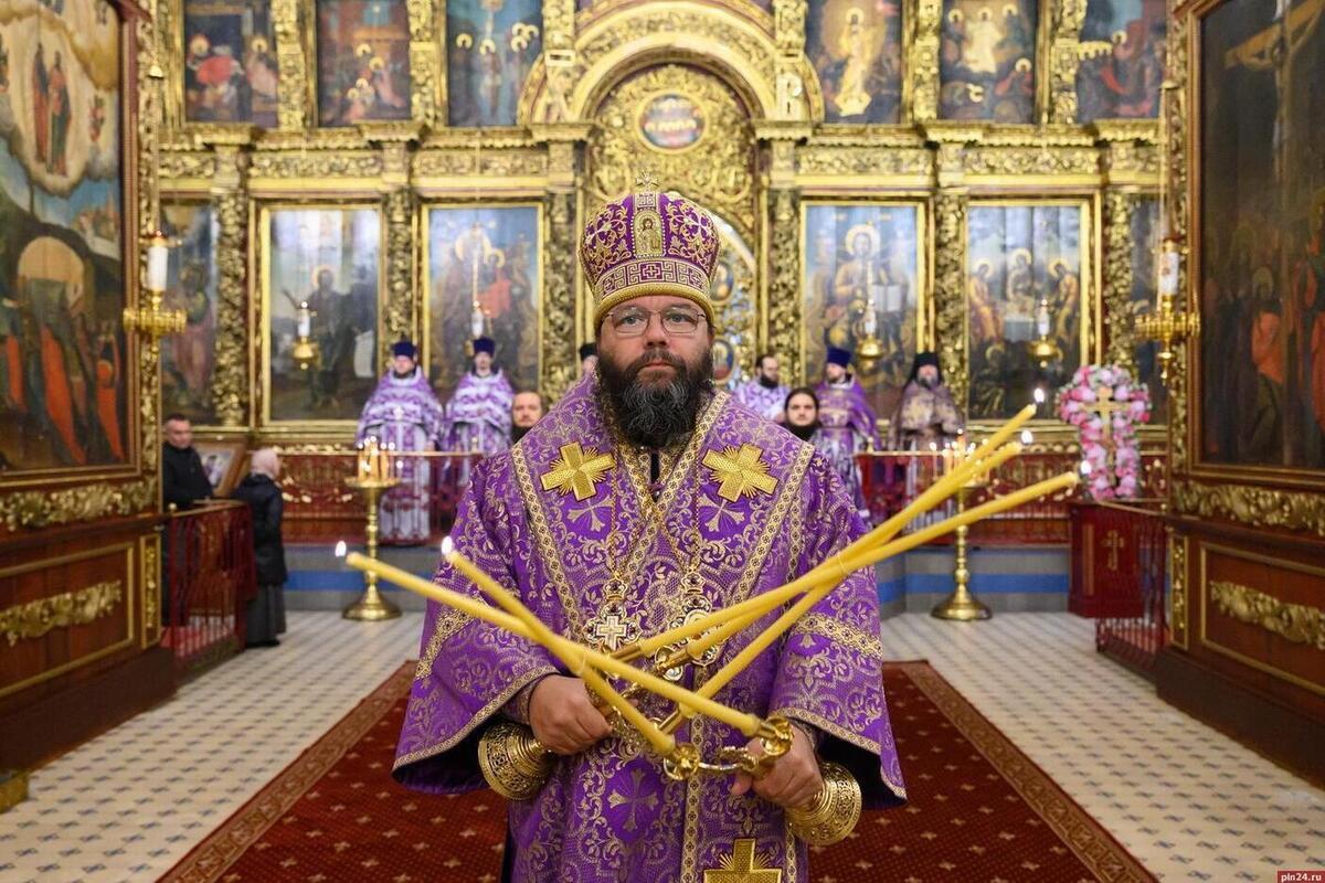 Митрополит Матфей возглавил Божественную Литургию в праздник Воздвижения Креста Господня