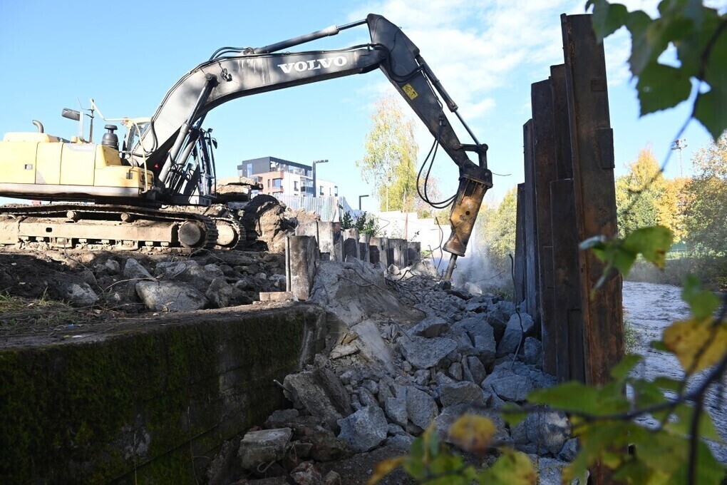 В Петрозаводске начали строить пешеходный мост через Лососинку
