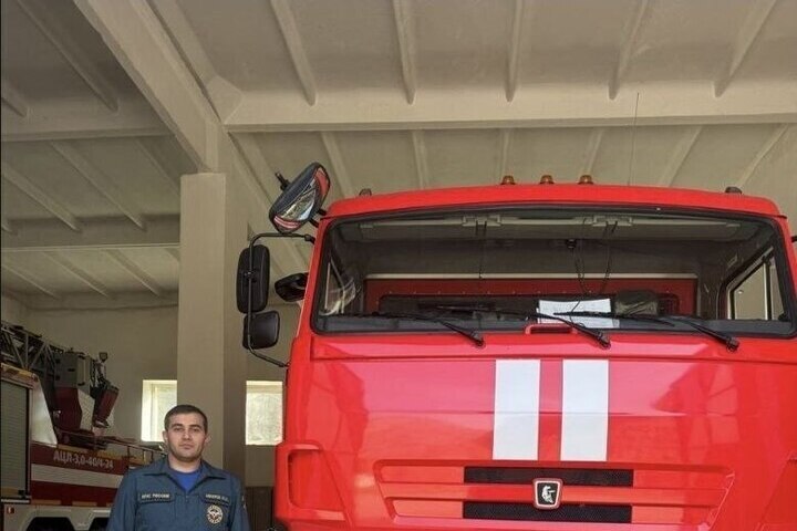 Пожарный из Дагестана в неслужебное время помог пассажирам горящего авто