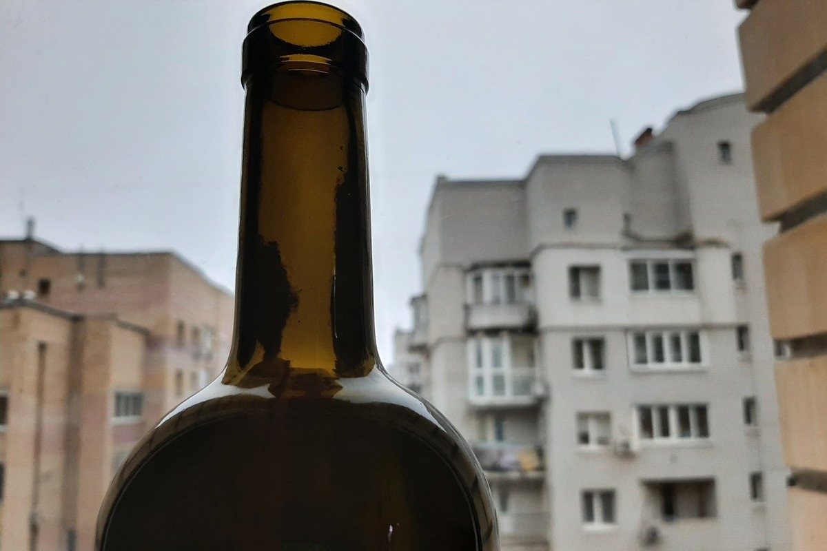 Три девицы в Саратове полгода терроризировали жильцов целого подъезда