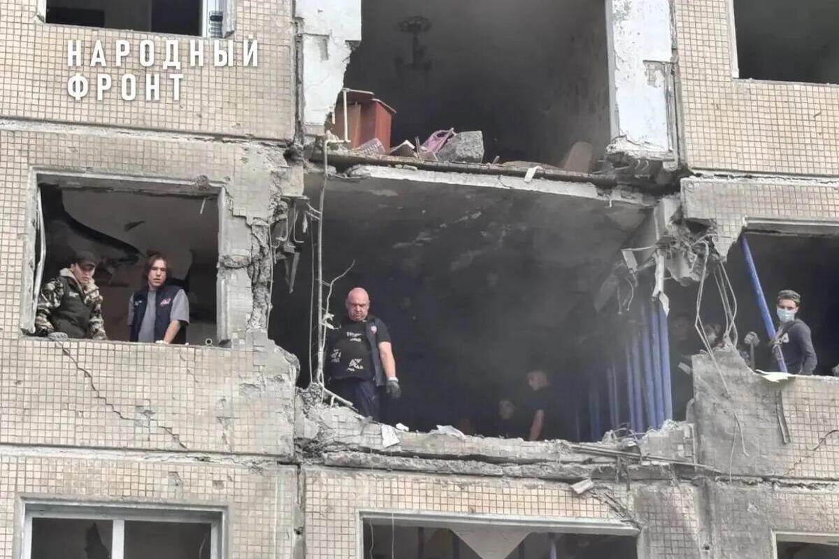 В Ульяновске волонтеры второй день разбирают завалы после атаки БПЛА: фото разрушений