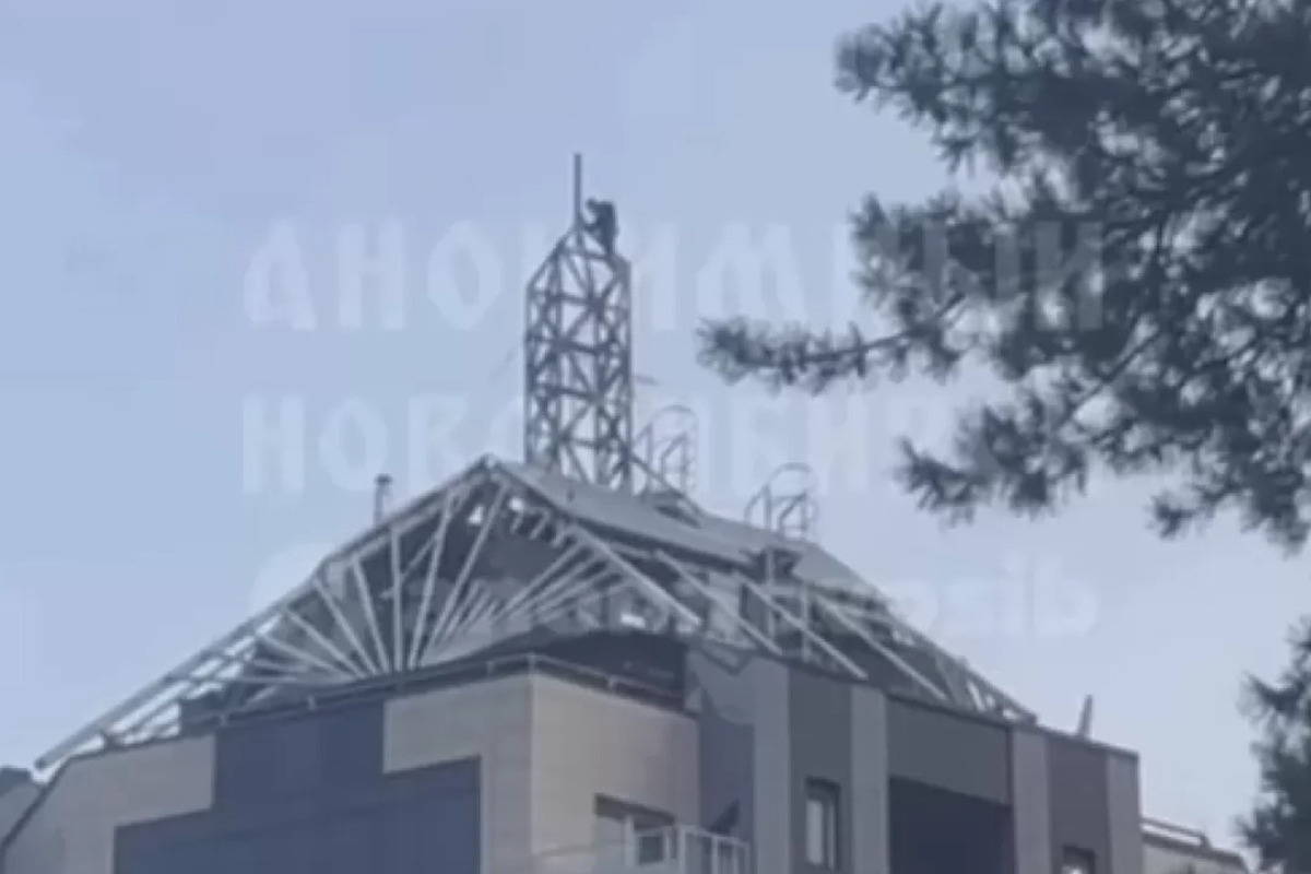 В Новосибирска подростки забрались на шпиль высотки на Кирова