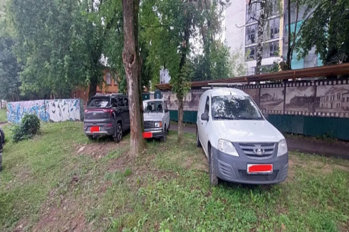 В Иванове водителей штрафуют за парковку автомобилей на газонах