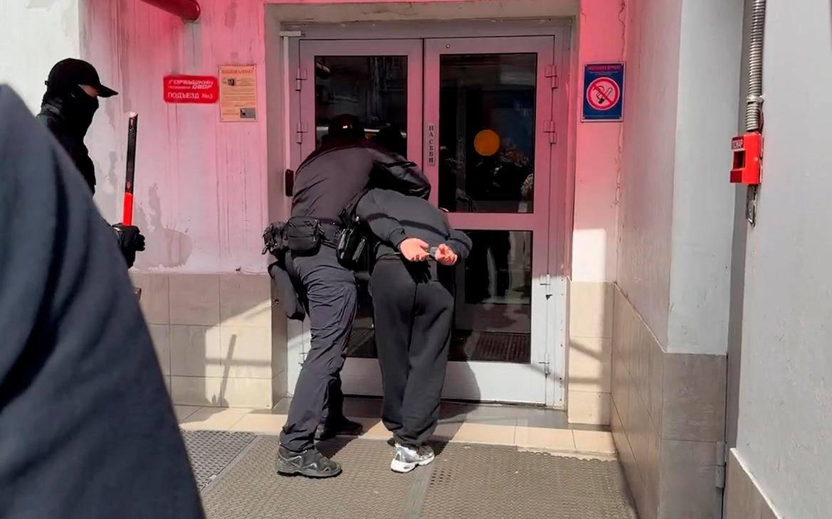 Появилось видео обысков на территории «Горбушки» в Москве