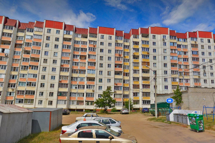 Воронежцы заметили малыша, стоящего в открытом окне на 9 этаже высотки