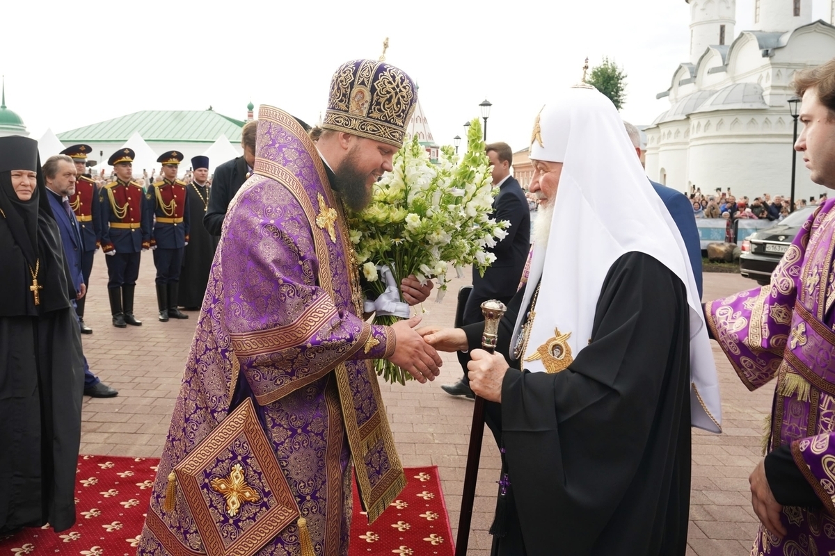 Патриарх Кирилл наградил митрополита, чиновника и предпринимателей в Суздале
