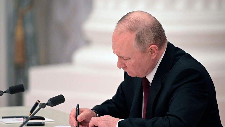 Путин поручил Минтрансу взять под контроль управление торговым мореплаванием