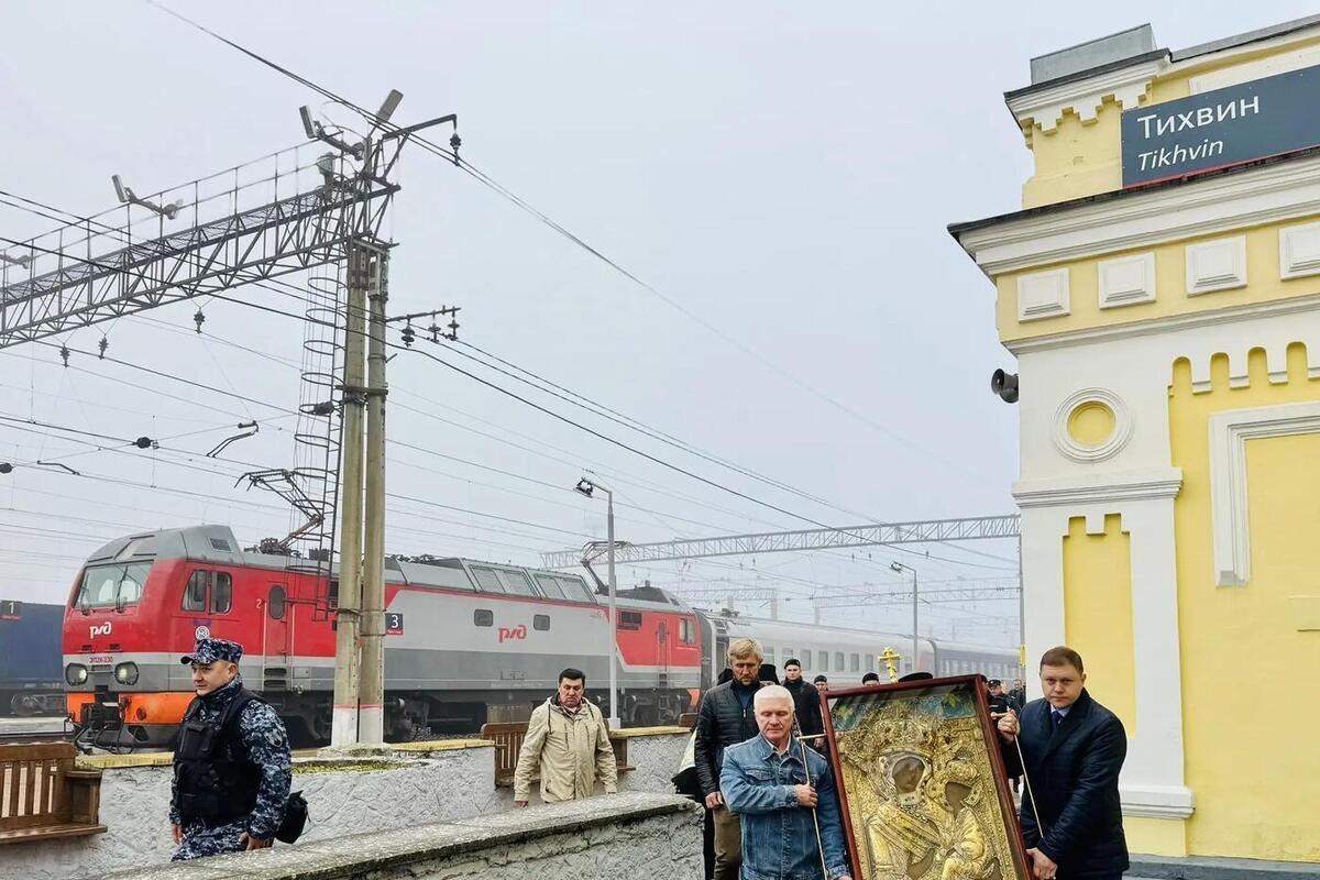 Тихвинскую икону Божией Матери привезли в Тихвин из Москвы