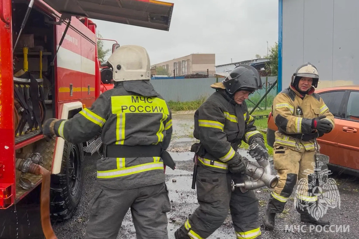 В Пестово горящий автомобиль едва не спалил два жилых дома и машину