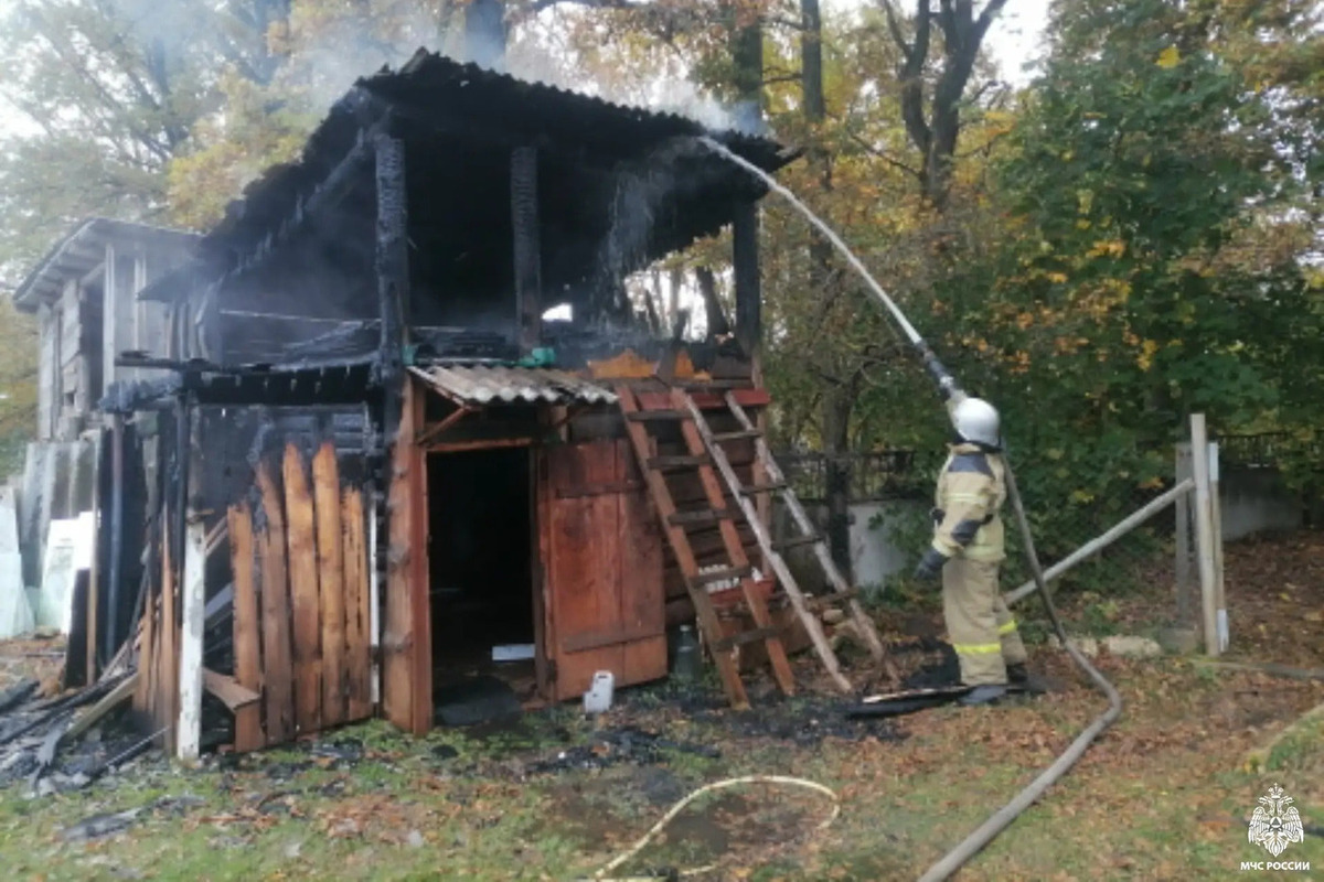 Хозпостройка горела в поселке в Тверской области