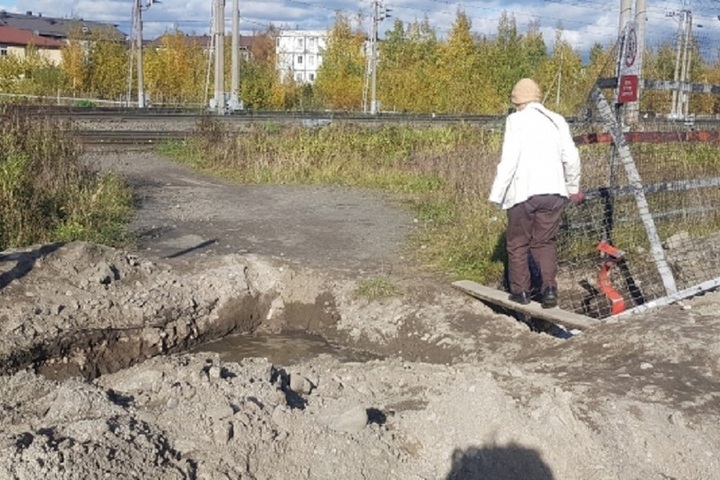 В Петрозаводске продолжается противостояние из-за «народной тропы» через железную дорогу