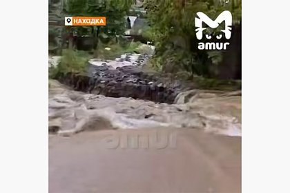 Шестиэтажный дом в российском городе накренился из-за потопов
