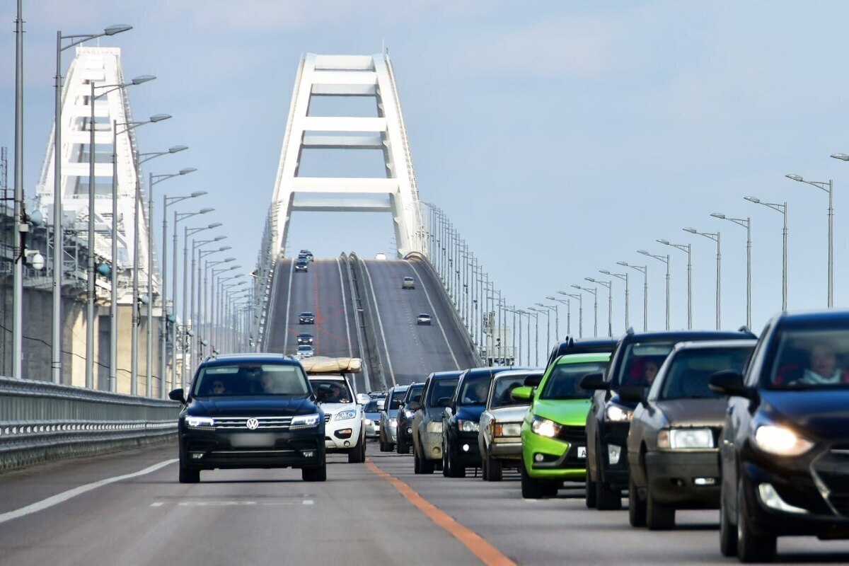 Движение по Крымскому мосту возобновлено после часового перекрытия