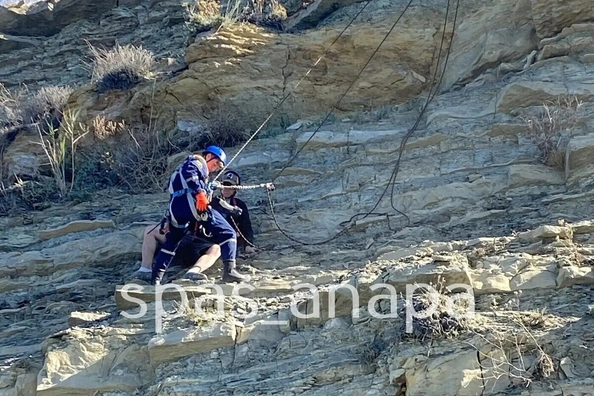 В Анапе эвакуировали мужчину со скалы у моря