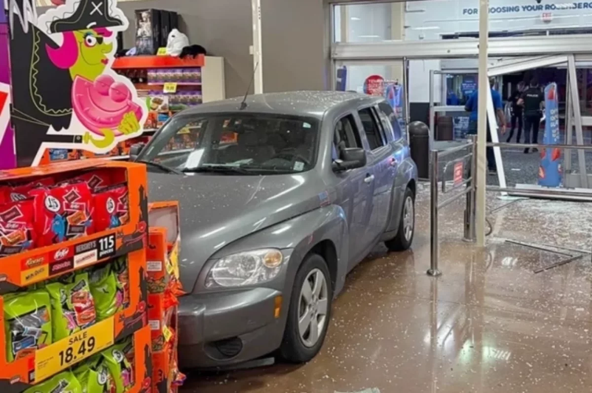 Нетерпеливый водитель протаранил супермаркет из-за запертого туалета
