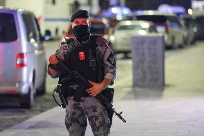 Россиянин дважды протаранил вход в бизнес-центр