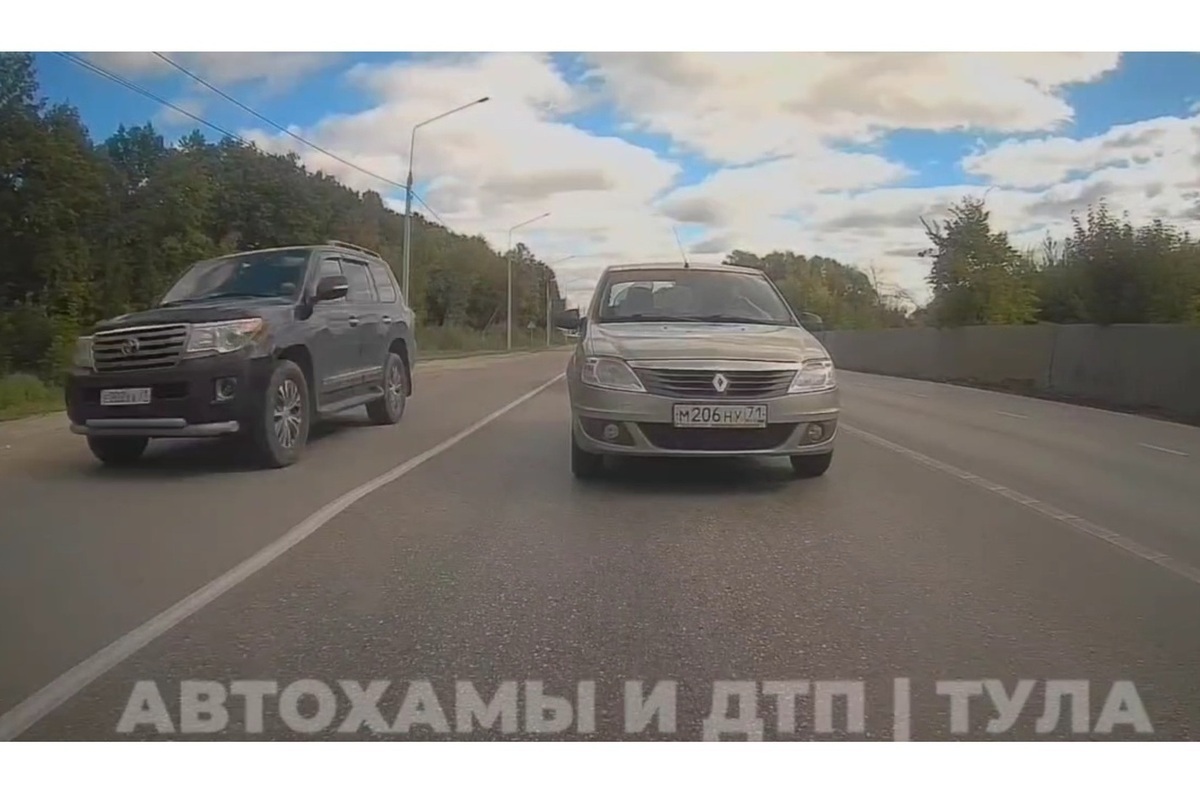 Появилось видео из Тулы, где черный Land Cruiser с номером ЕКХ гонит по обочине