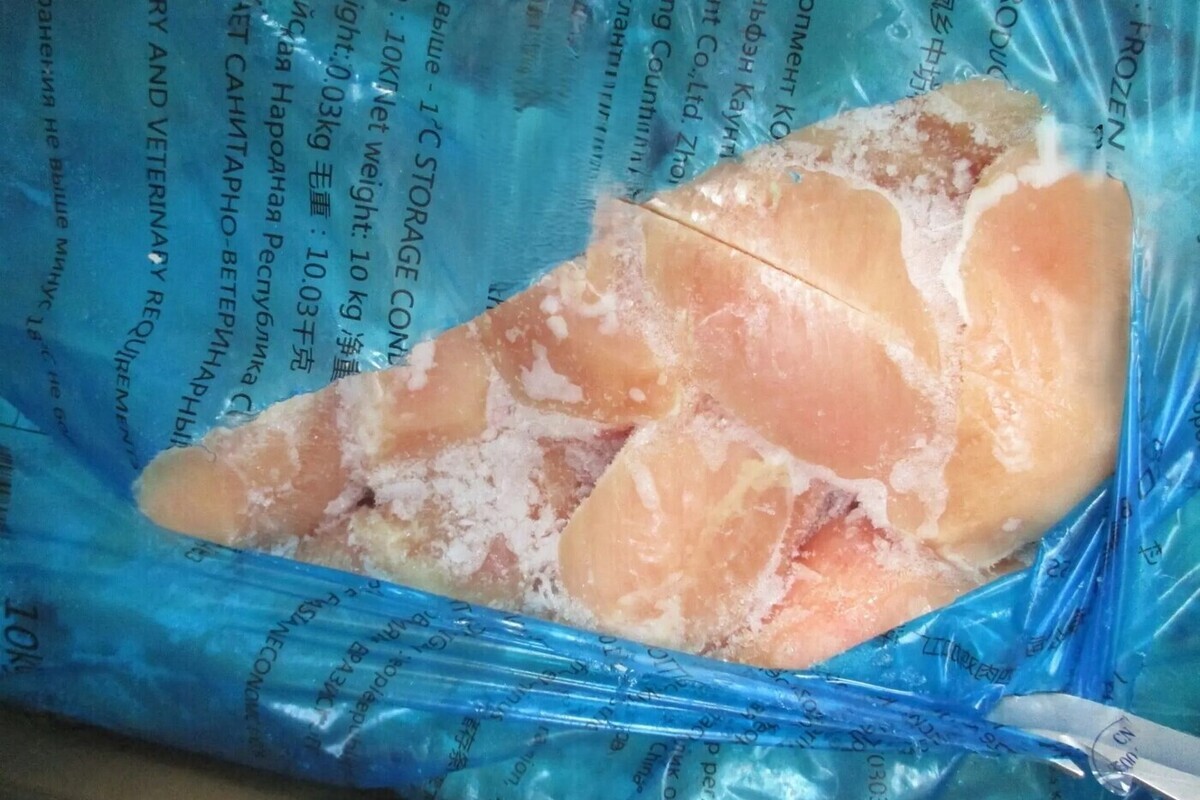 Тонны китайского мяса поплыли в талой воде и застряли в Балтийске