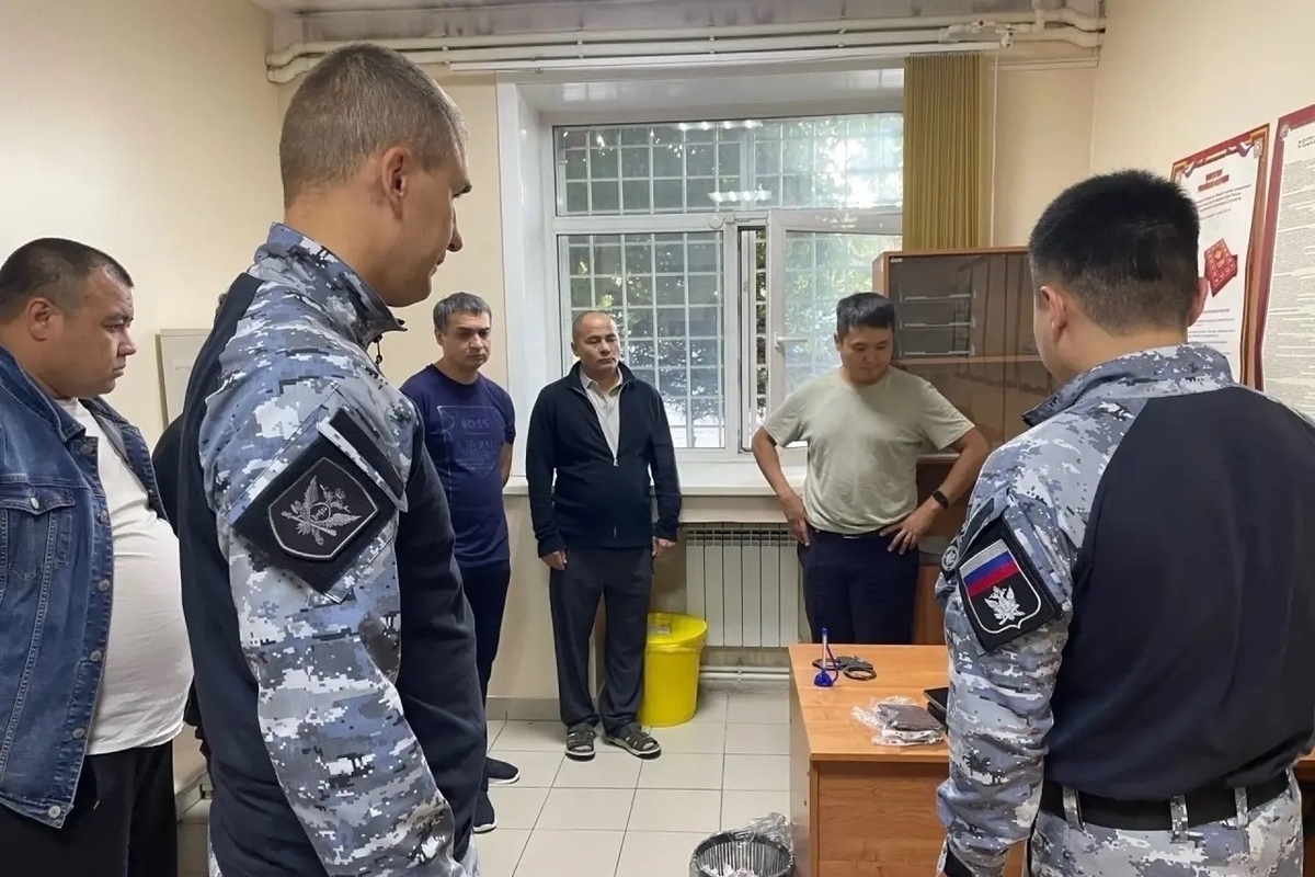 Приставы Бурятии выдворили из РФ шестерых граждан Пакистана