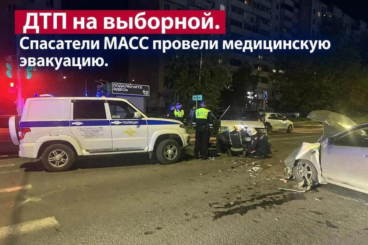 Новосибирские спасатели МАСС эвакуировали беременную женщину из разбитой в ДТП «Тойоты»