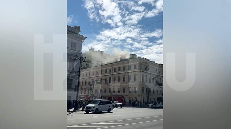 Два человека пострадали при пожаре на крыше здания в центре Петербурга