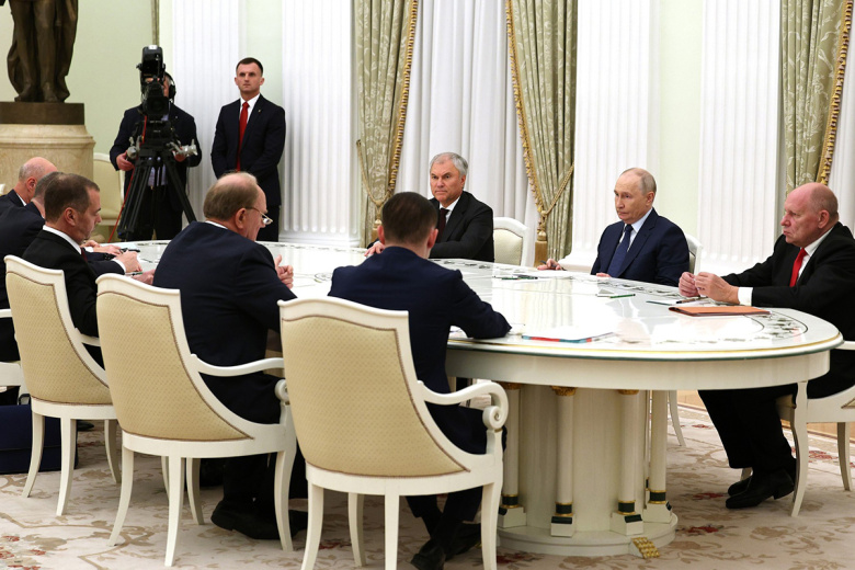 Путин поговорил с главами думских фракций
