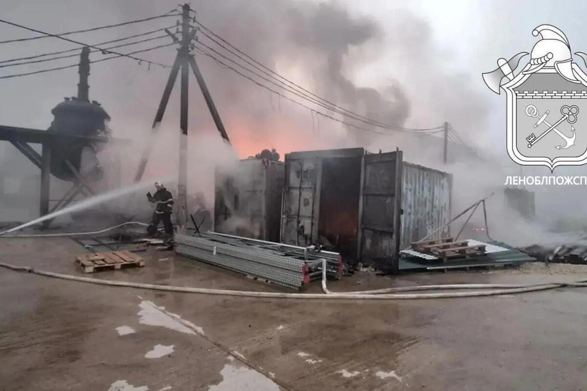На территории лакокрасочного завода в Буяницах сгорели два ангара