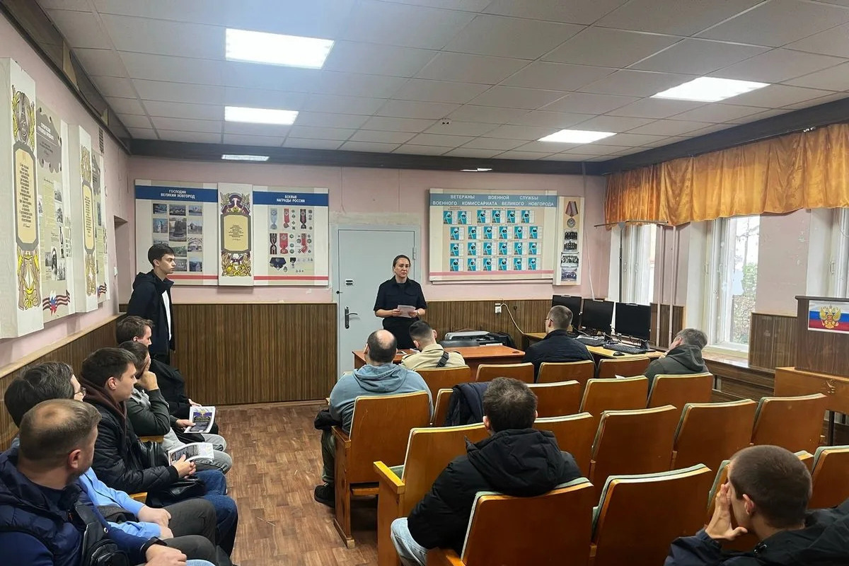 В Великом Новгороде призывникам показали карьерную дорожку в МВД
