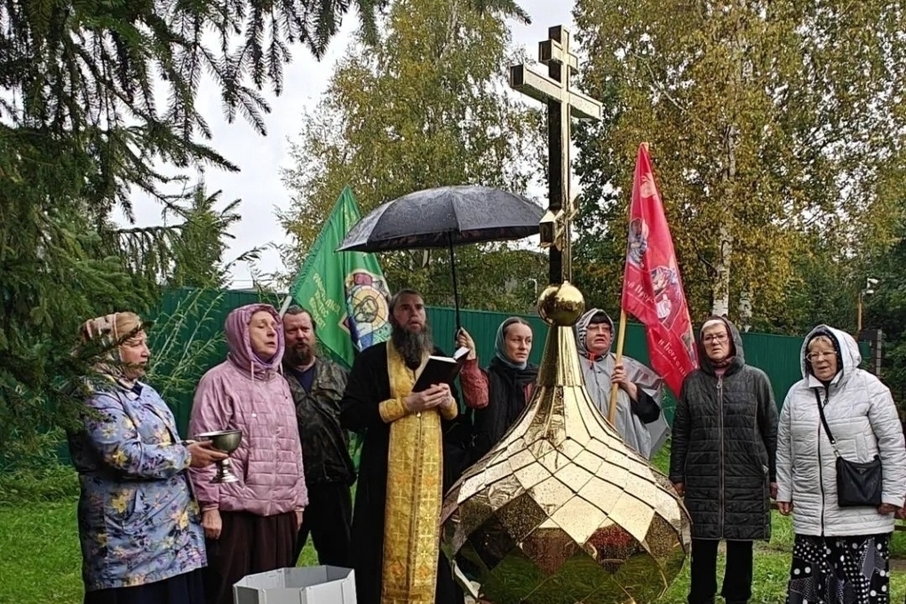 На часовне Серафима Саровского в деревне Борисово установили новый купол и крест