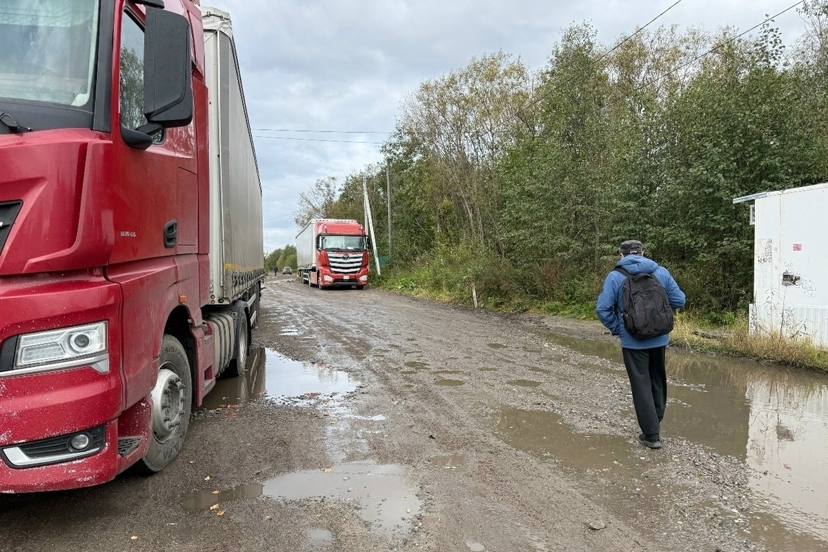 На окраине Архангельска большегрузы разбили обочины и стоят у домов