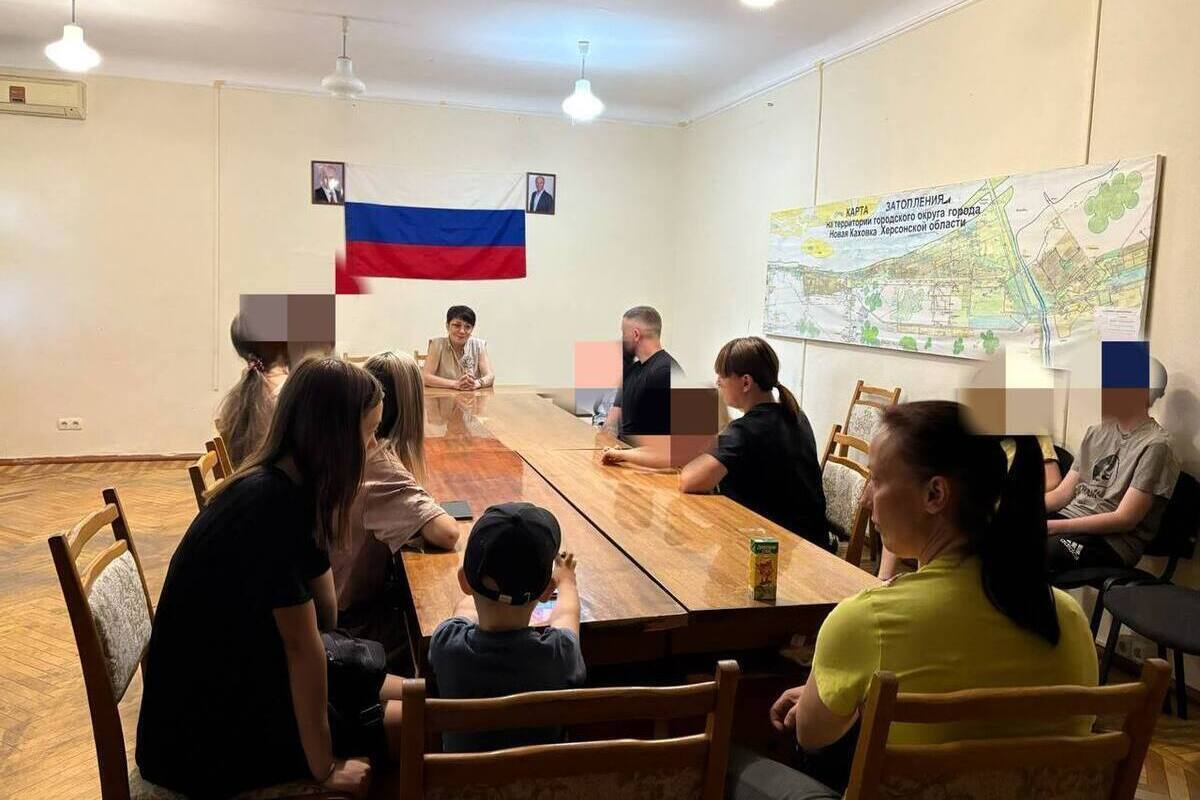 В Новой Каховке будущим первоклассникам вручили рюкзаки с канцтоварами