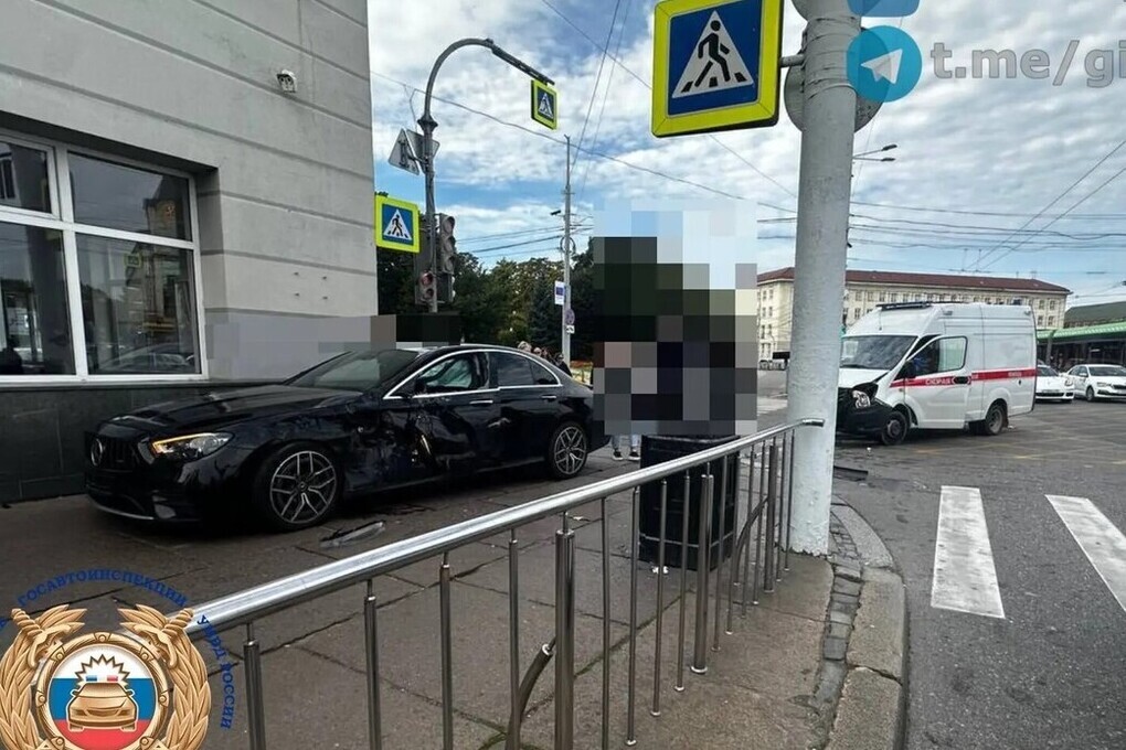 В самом центре Калининграда иномарка столкнулась со скорой
