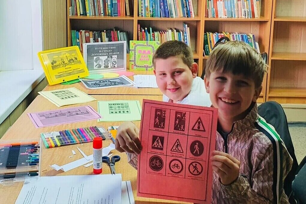 В Кузьменковской библиотеке Серпухова напомнили детям о безопасности на дороге