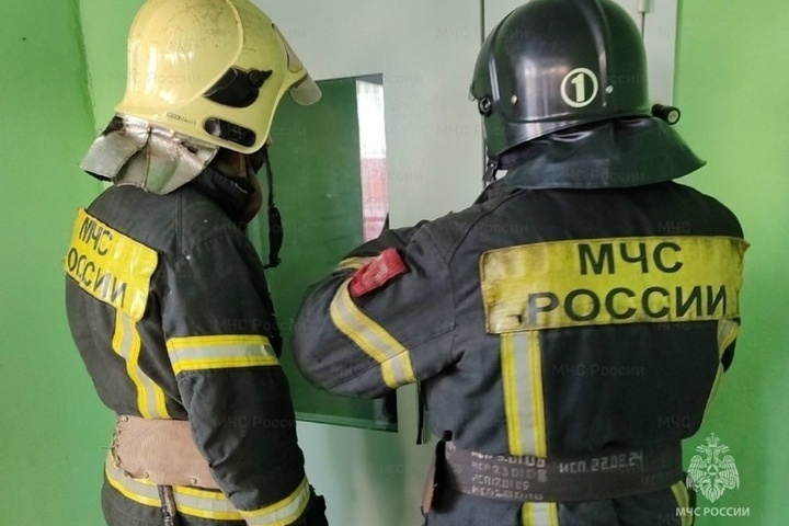 В Орле сотрудников МЧС вызывали из-за искрящего счётчика в подъезде