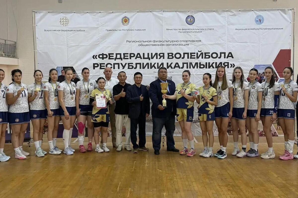В Элисте завершился межрегиональный турнир по женскому волейболу