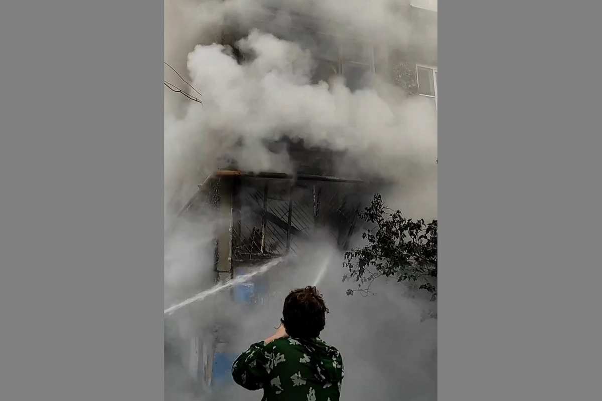 Воронежские коммунальщики поливочными машинами потушили пожар в многоэтажке