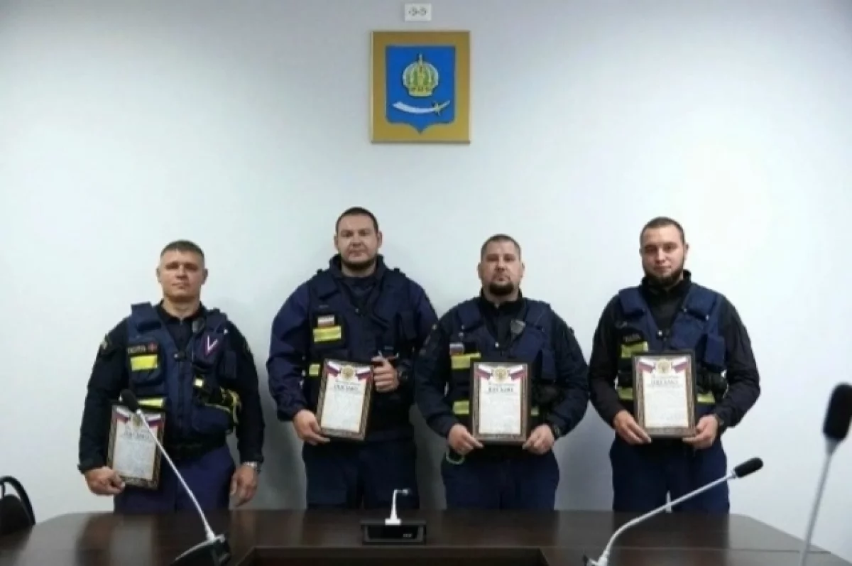 Награждены спасатели, вытащившие детей из огня: новости России 29 сентября