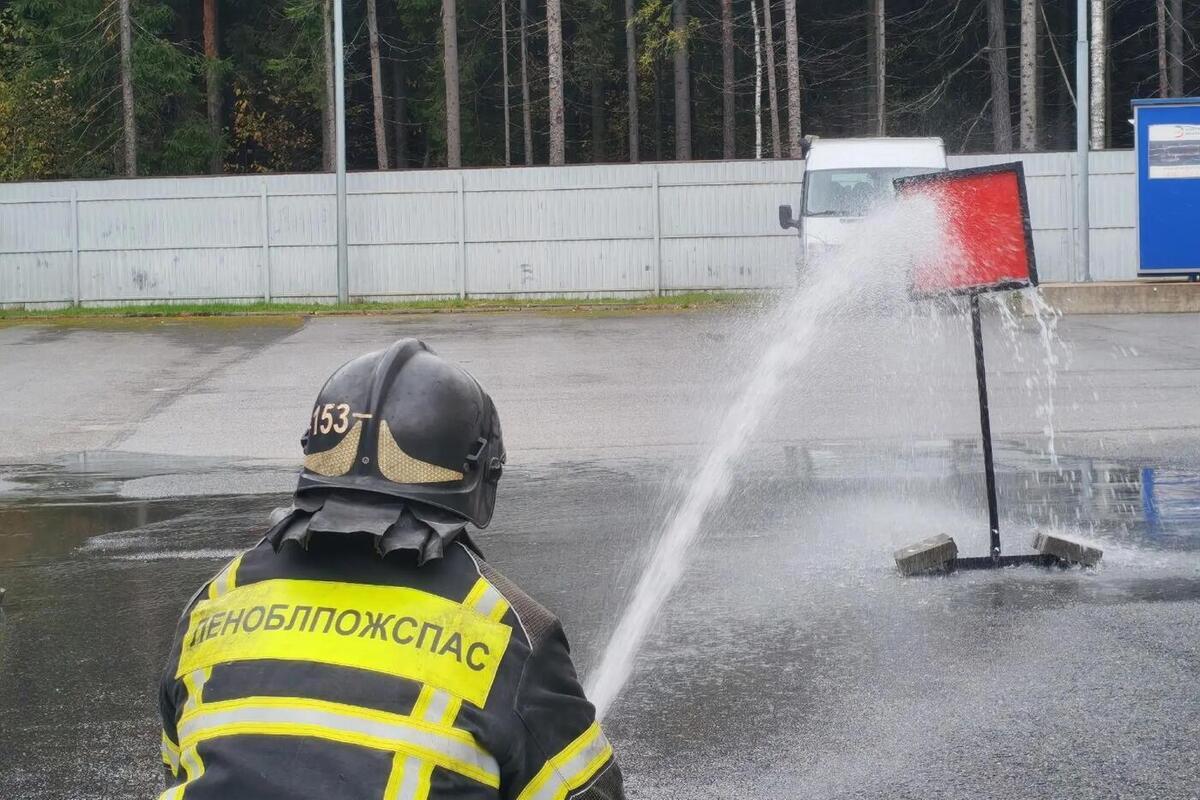 Огонь, вода и длинные рукава: в Сертолово пожарные состязались в профмастерстве