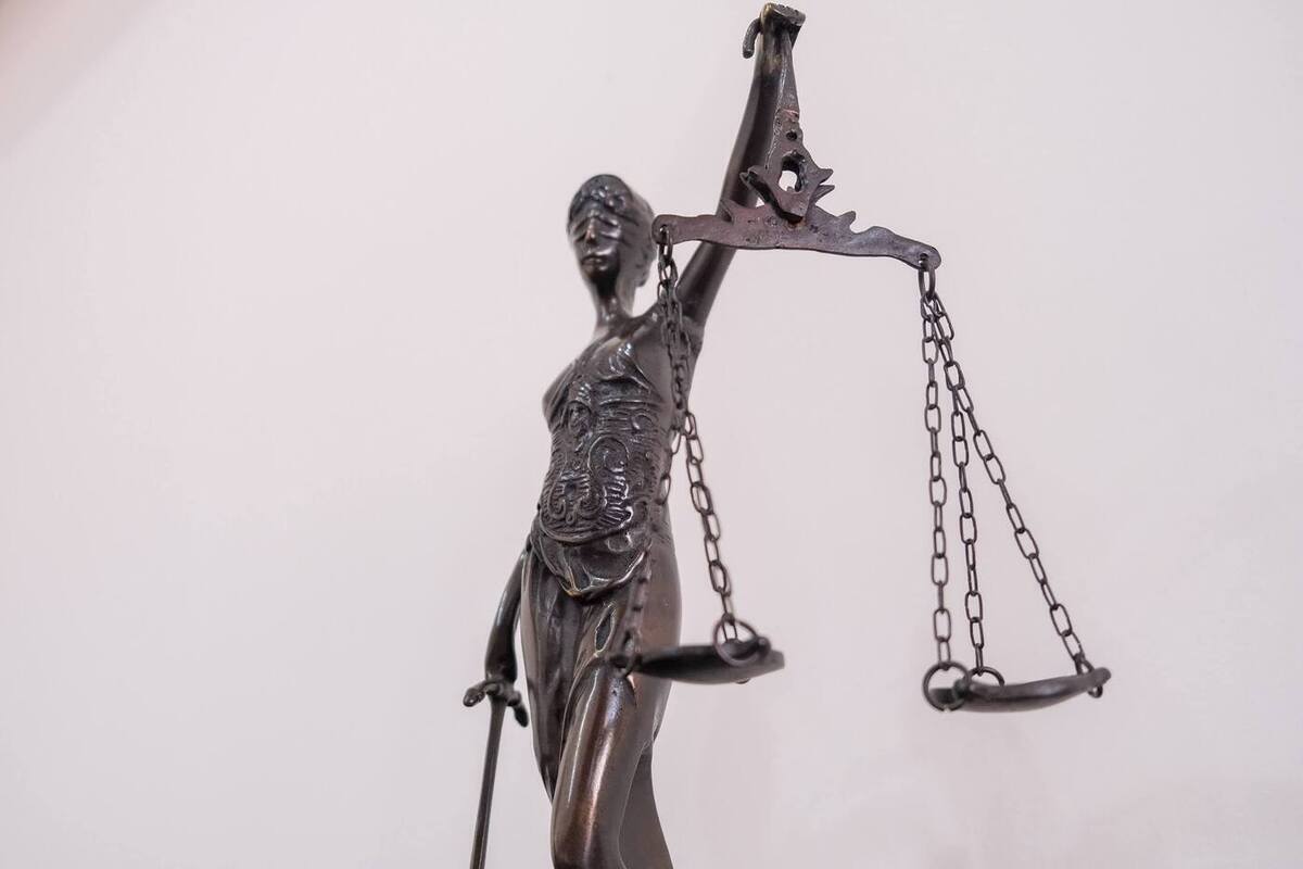 В Волгограде осудили на 2 года и 8 месяцев женщину-курьера телефонных аферистов
