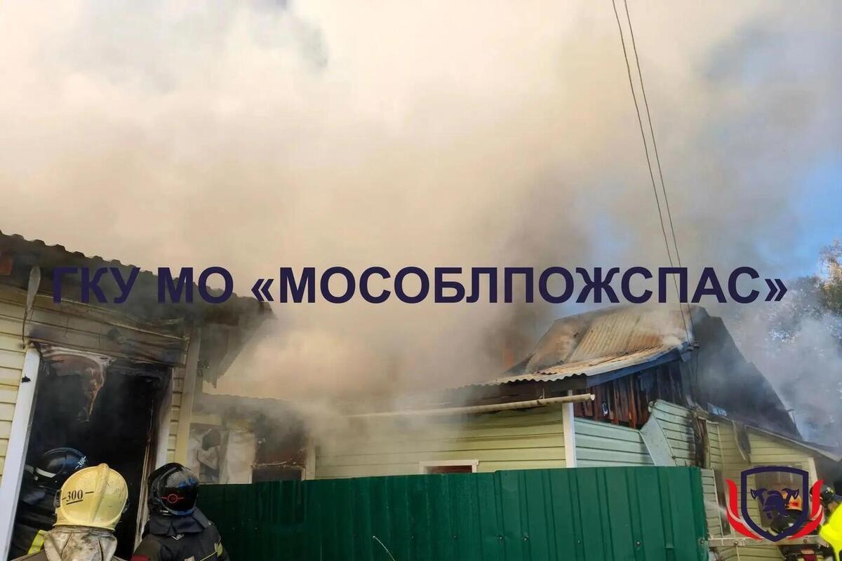 В подмосковном Щелкове огнеборцы тушат крупный пожар в жилом доме
