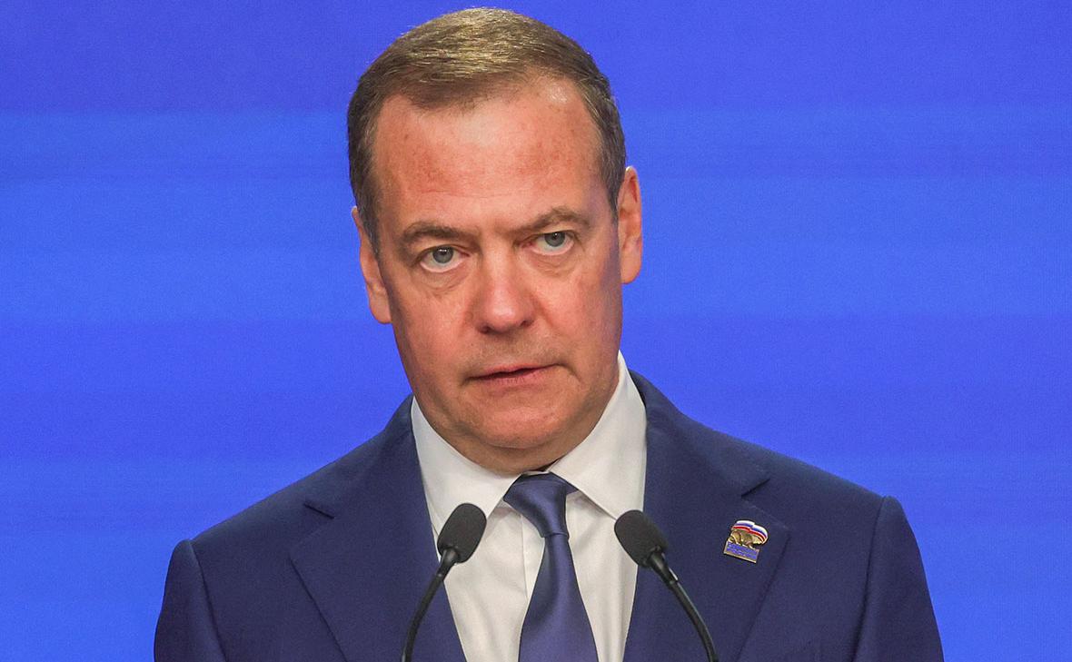 Медведев призвал ускорить введение биометрии для мигрантов на границе