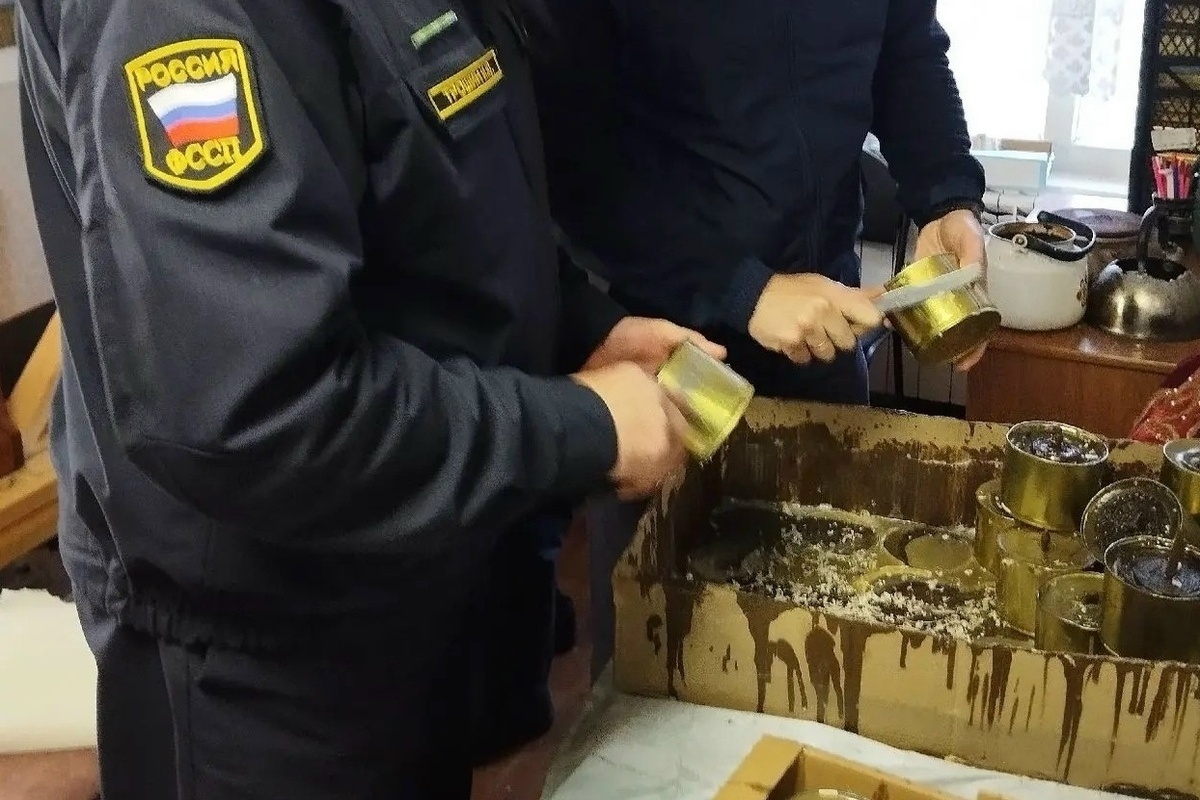 В Барыше сотрудники УФССП изготовили окопные свечи для участников СВО