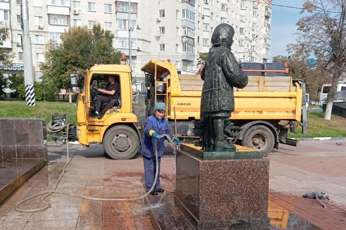 В Ульяновске отмыли памятник «Дети войны» от пыли и уличной грязи