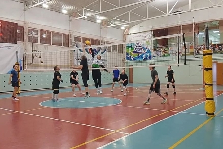 В Кармановке прошла первая в сезоне тренировка по волейболу